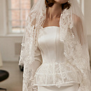 Атласное свадебное платье с кружевной баской фото