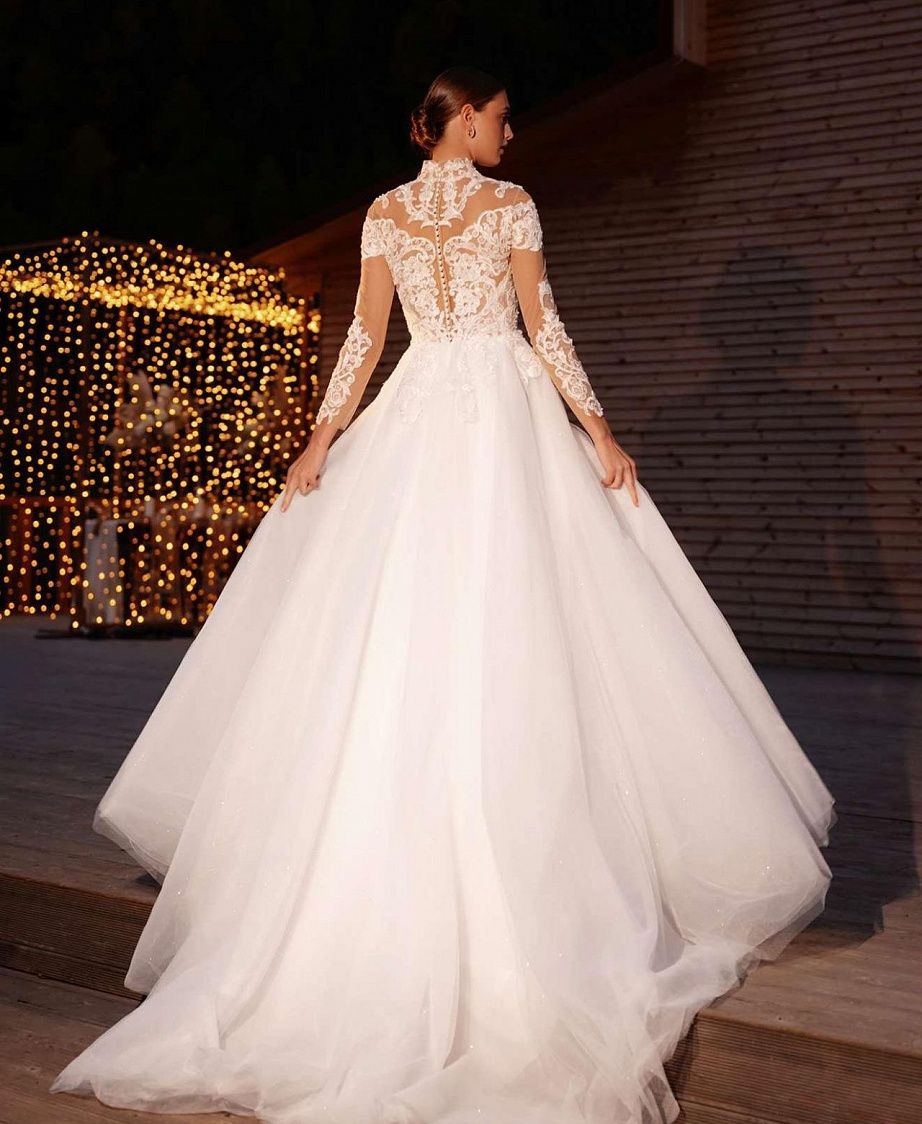 Классическое свадебное платье под горлышко фото