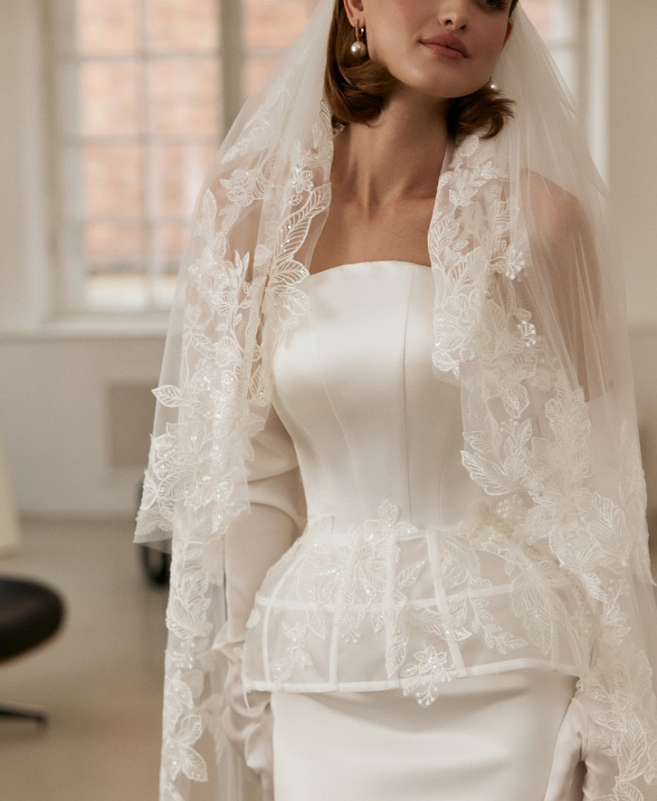 Атласное свадебное платье с кружевной баской фото