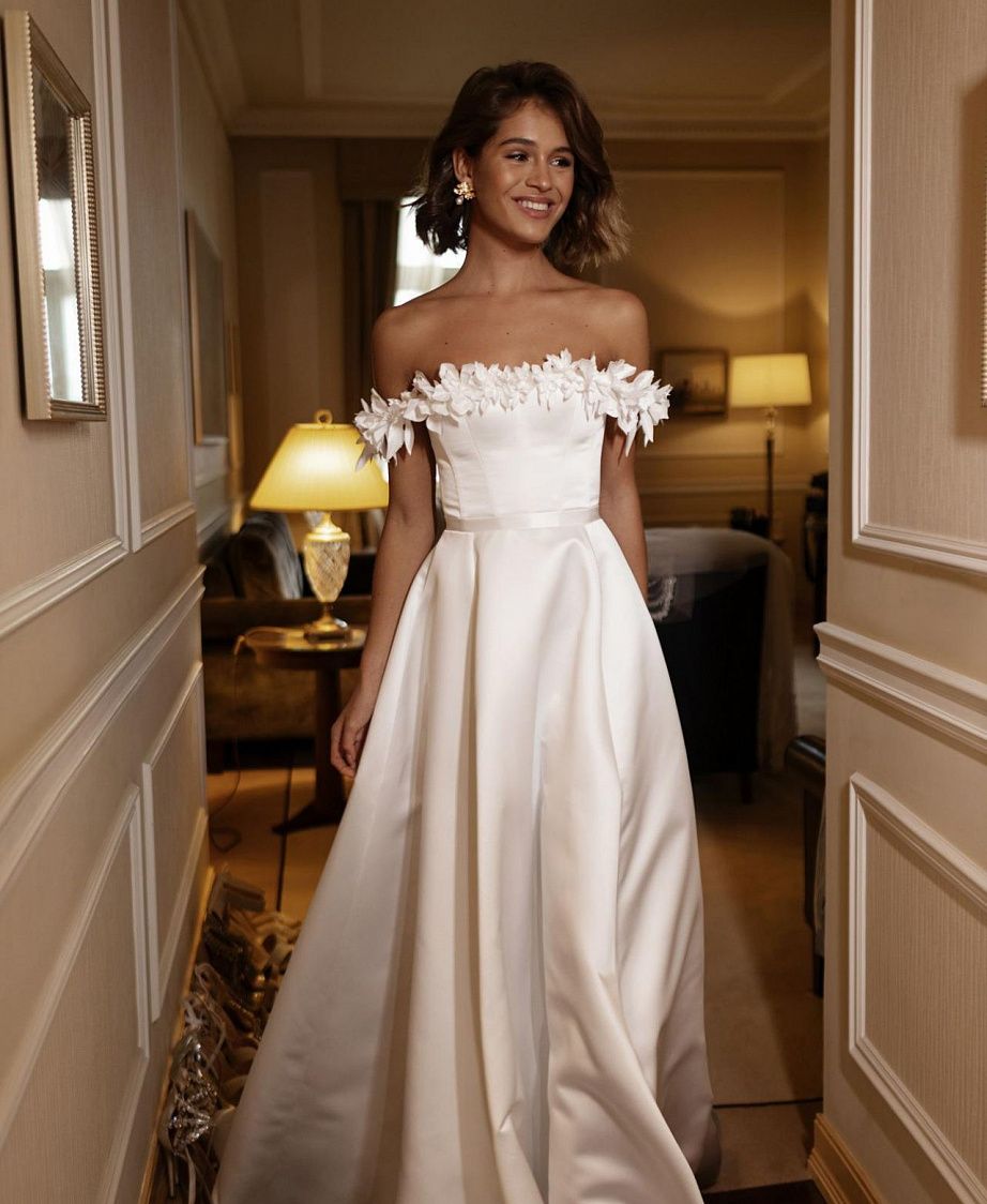 Атласное свадебное платье 2022 расшитое цветами фото