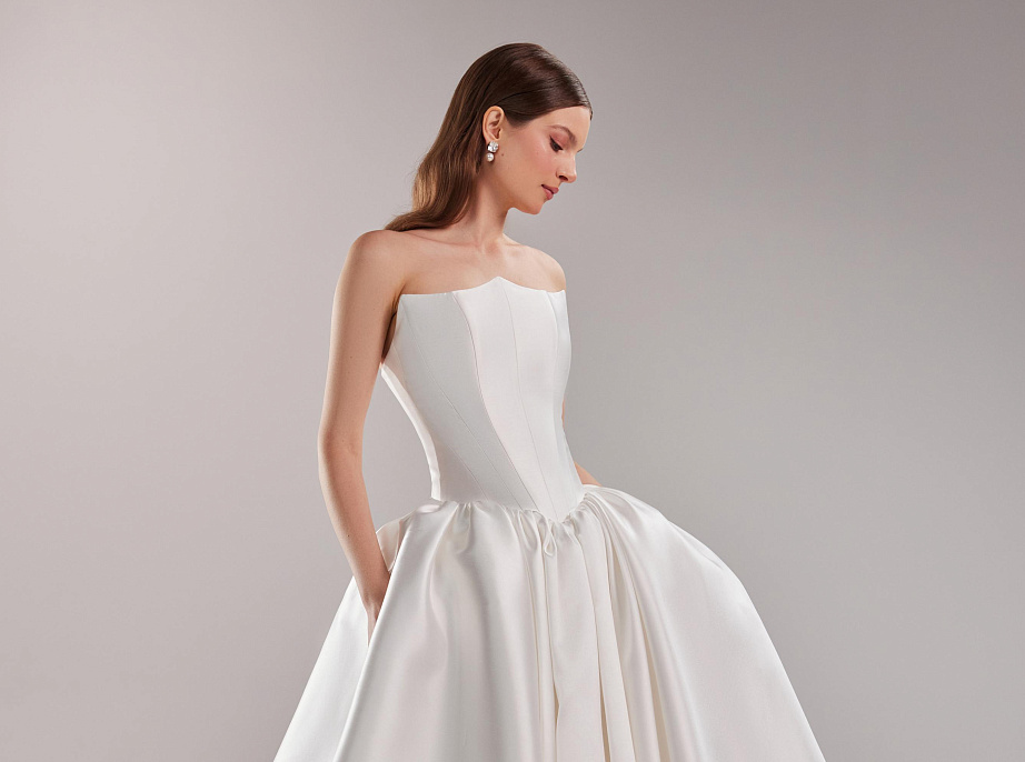 Пышное свадебное платье из микадо с открытыми плечами фото