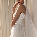 Эффектное свадебное платье с декором в виде цветов с жемчугом фото