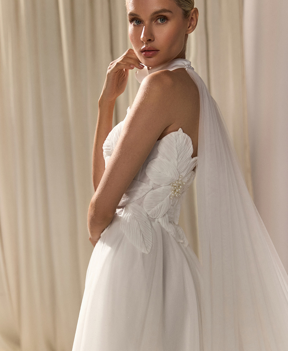 Эффектное свадебное платье с декором в виде цветов с жемчугом фото