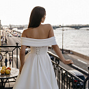 Атласное свадебное платье с объемной вышивкой фото