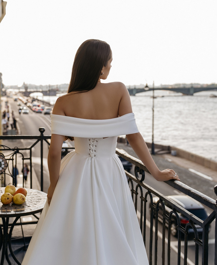 Атласное свадебное платье с объемной вышивкой фото