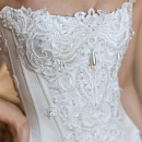 Атласный свадебный комплект с красивой вышивкой фото