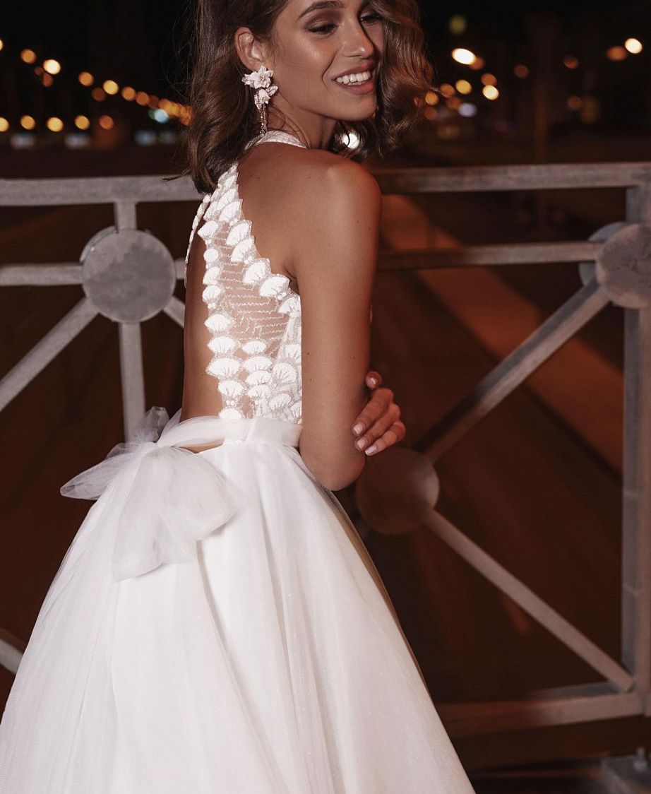 Белое свадебное платье с бантом на спинке фото