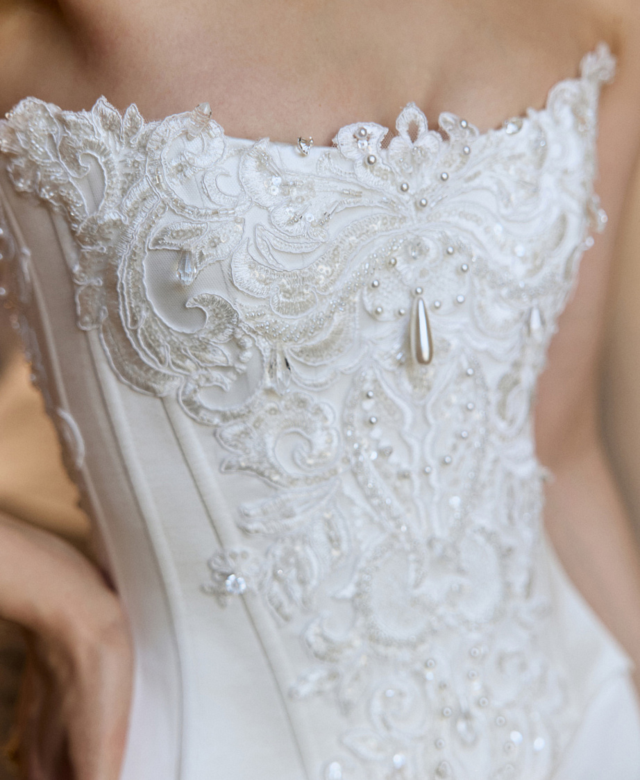 Атласный свадебный комплект с красивой вышивкой фото