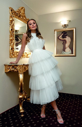 Многоярусное свадебное платье длины миди фото