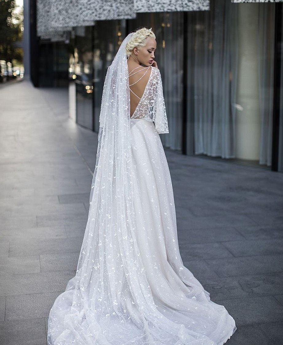 Мерцающее свадебное платье с объемными рукавами фото