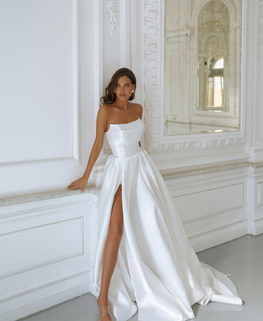 Свадебное платье с прямым корсетом украшенный драппировками фото