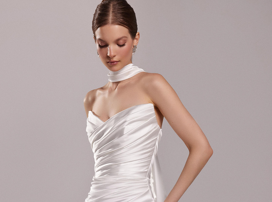 Атласное свадебное платье силуэта-русалка фото