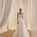 Свадебное платье с пышной юбкой и расшитым корсетом фото