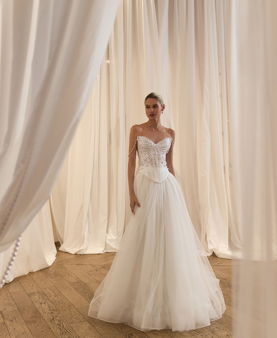 Свадебное платье с пышной юбкой и расшитым корсетом фото