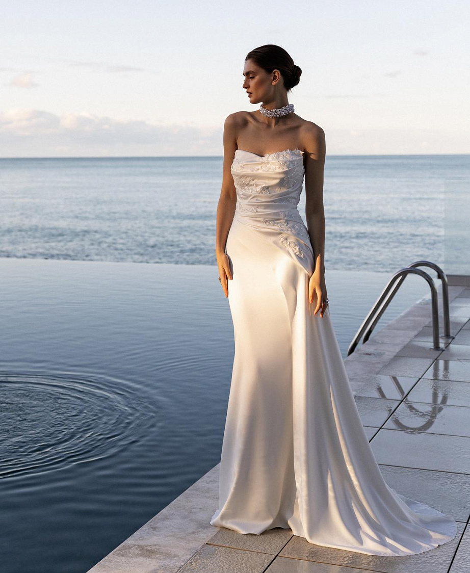 Атласное свадебное платье с кружевным декором фото