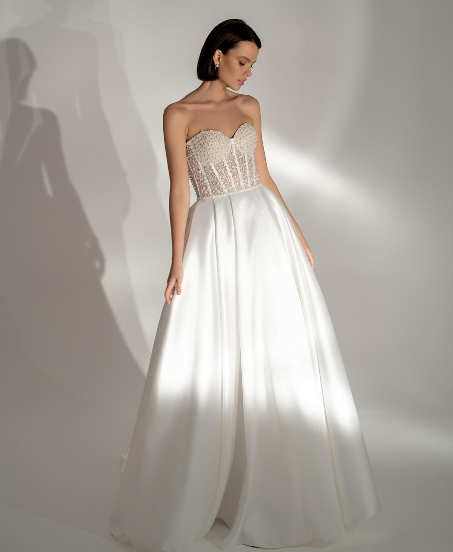 Атласное свадебное платье с жемчужным корсетом фото