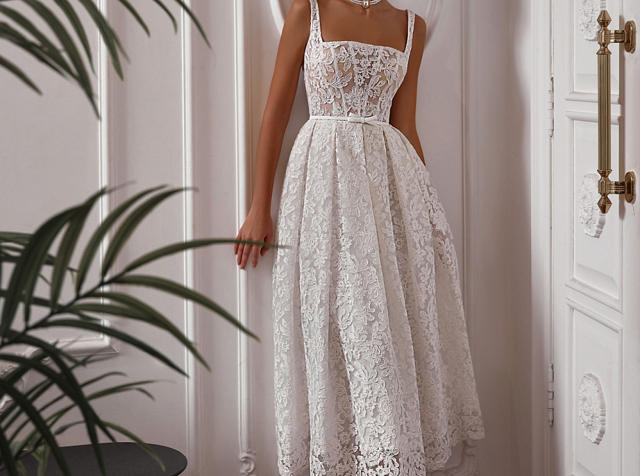 Кружевное белое свадебное платье миди фото