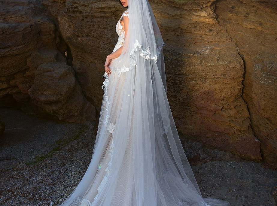 Свадебная фата с цветами расшитыми пайеткой фото