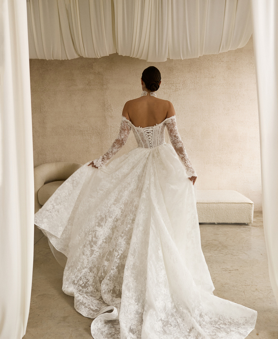 Кружевное свадебное платье с рукавами и съемным шлейфом фото