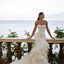 Роскошное свадебное платье с многоярусной юбкой фото