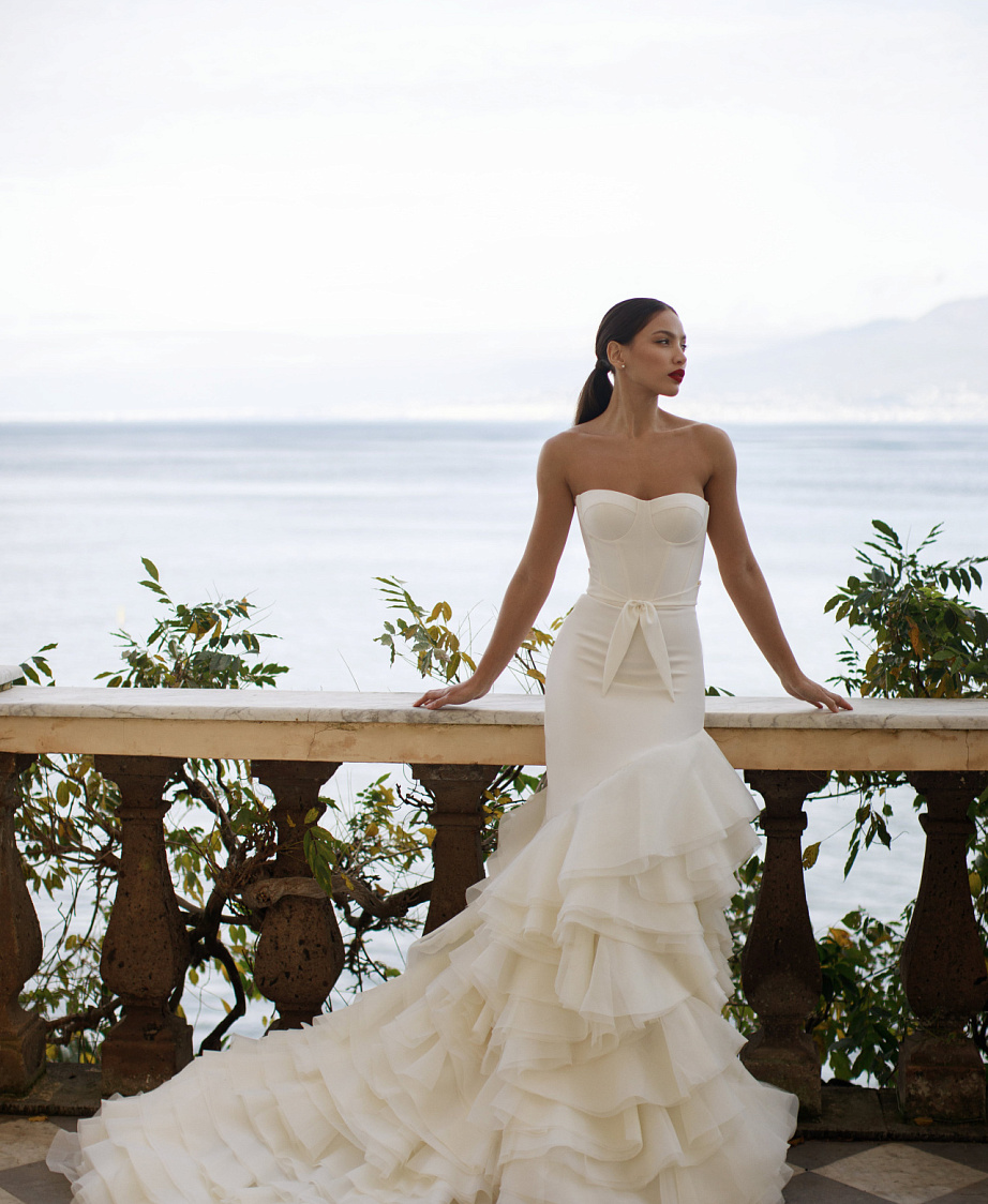 Роскошное свадебное платье с многоярусной юбкой фото