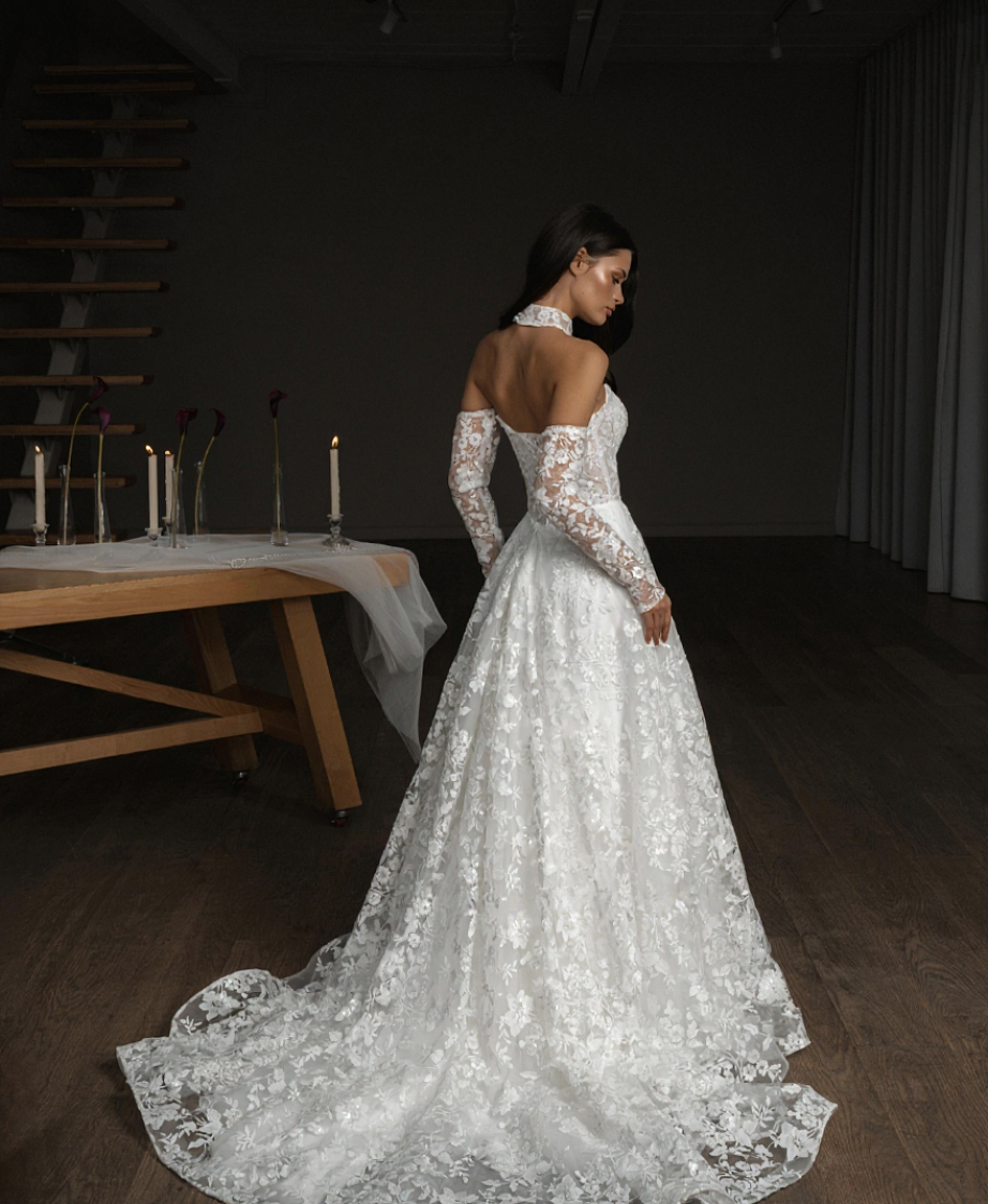 Эффектное свадебное платье из блестящего кружева, украшенного прозрачной пайеткой фото