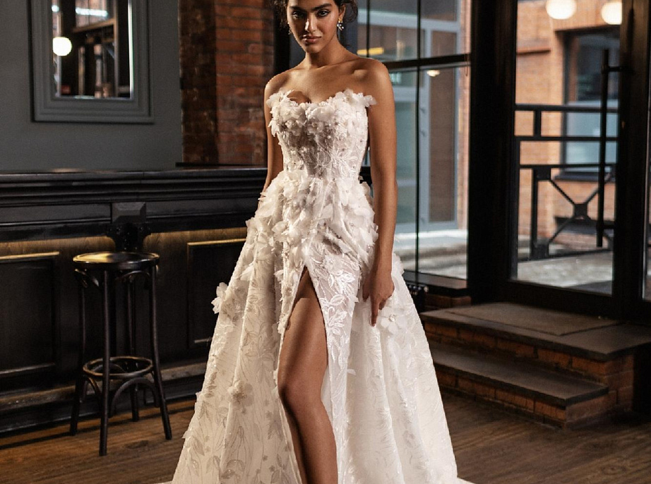 Стильное свадебное платье декорированное объемными цветами фото