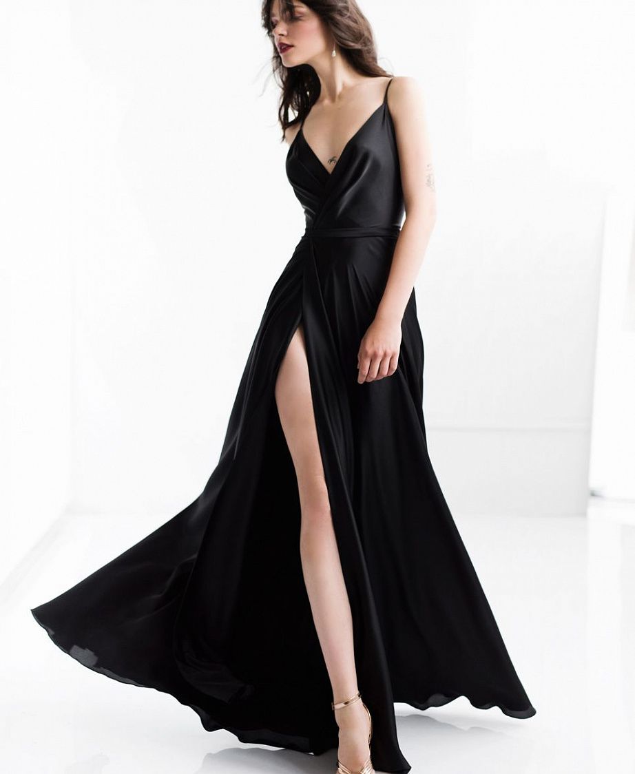 Чёрное платье в пол с разрезом фото