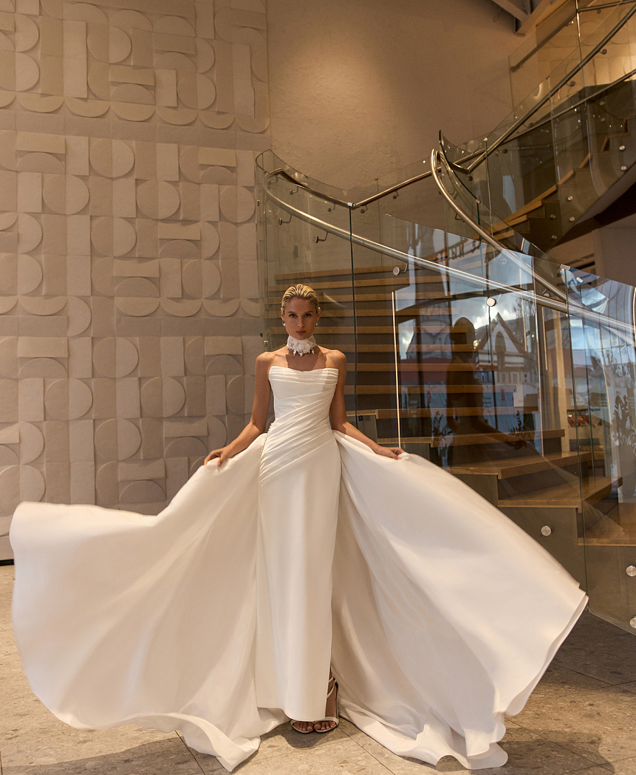 Атласное свадебное платье-русалка со съемным шлейфом и драпировкой на корсете фото