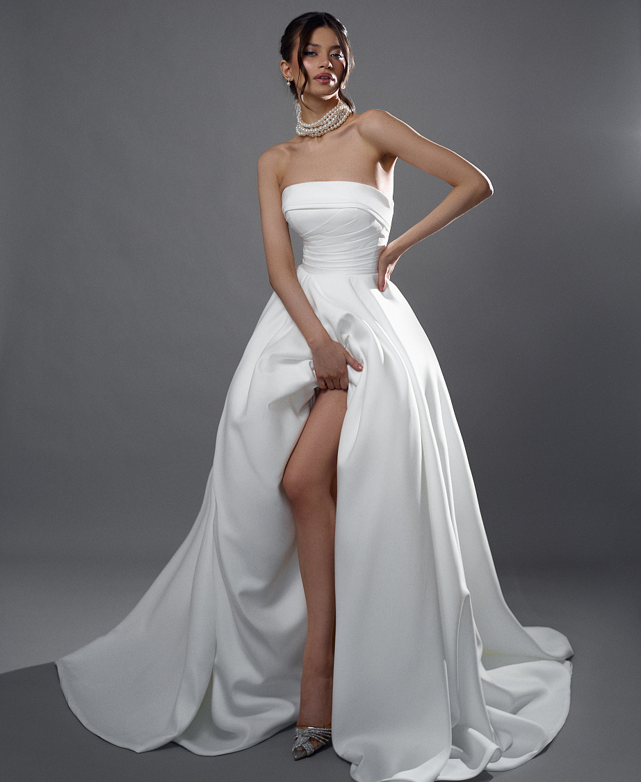 Лаконичное свадебное платье с открытыми плечами фото