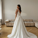 Пышное атласное свадебное платье в стиле принцесса фото