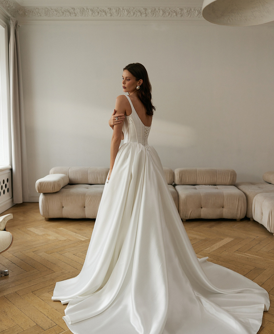 Пышное атласное свадебное платье в стиле принцесса фото