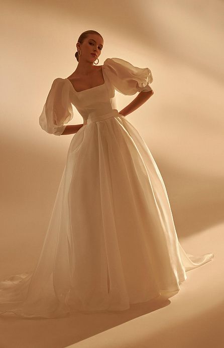Свадебное платье с объемными рукавами и квадратным вырезом фото