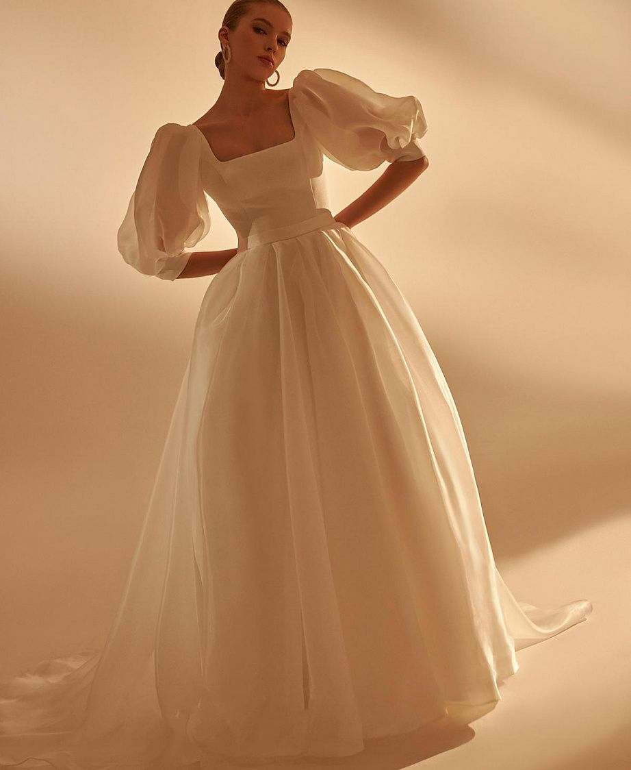 Свадебное платье с объемными рукавами и квадратным вырезом фото