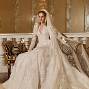 Закрытое кружевное свадебное платье cо шлейфом фото