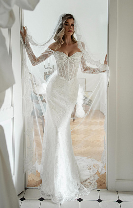 Кружевное свадебное платье рыбка с декором из бус фото