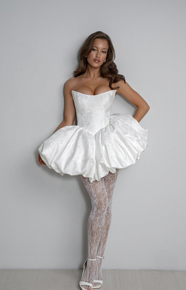 Короткое свадебное платье из дизайнерской ткани с пышной юбкой фото