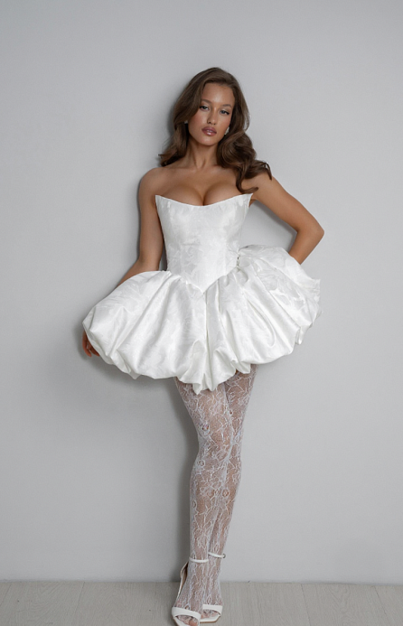 Короткое свадебное платье из дизайнерской ткани с пышной юбкой фото