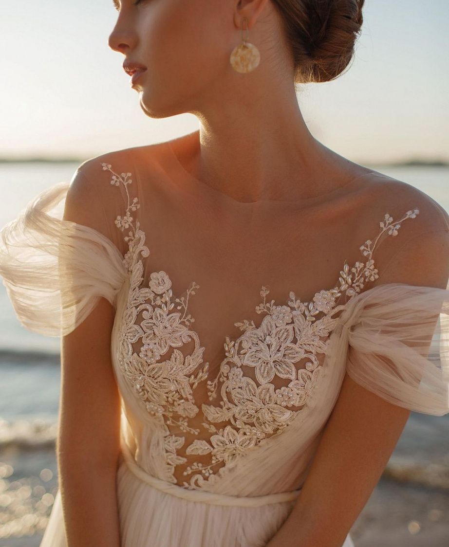 Прямое свадебное платье с расшитым кружевом фото