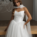 Трендовое платье с заострённой формой корсета, выполненное из благородной лёгкой ткани с деликатным блеском фото