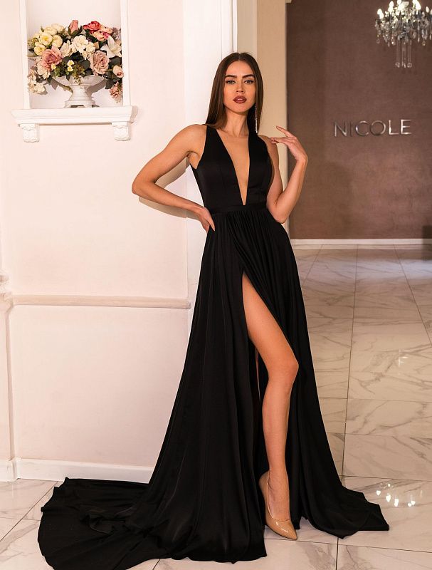 Элегантное черное длинное платье с разрезом по ноге на бретелях-завязках