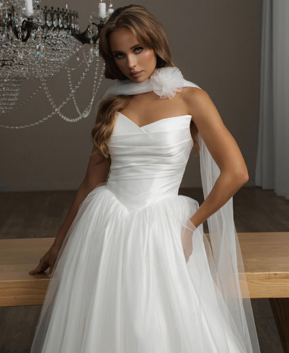 Трендовое платье с заострённой формой корсета, выполненное из благородной лёгкой ткани с деликатным блеском фото