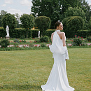 Атласное свадебное платье рыбка со съемными рукавами-крыльями фото