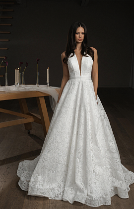 Свадебное платье А-силуэта из дизайнерского кружева с выраженной фактурой фото