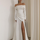 Атласное свадебное платье с рукавами и открытыми плечами фото