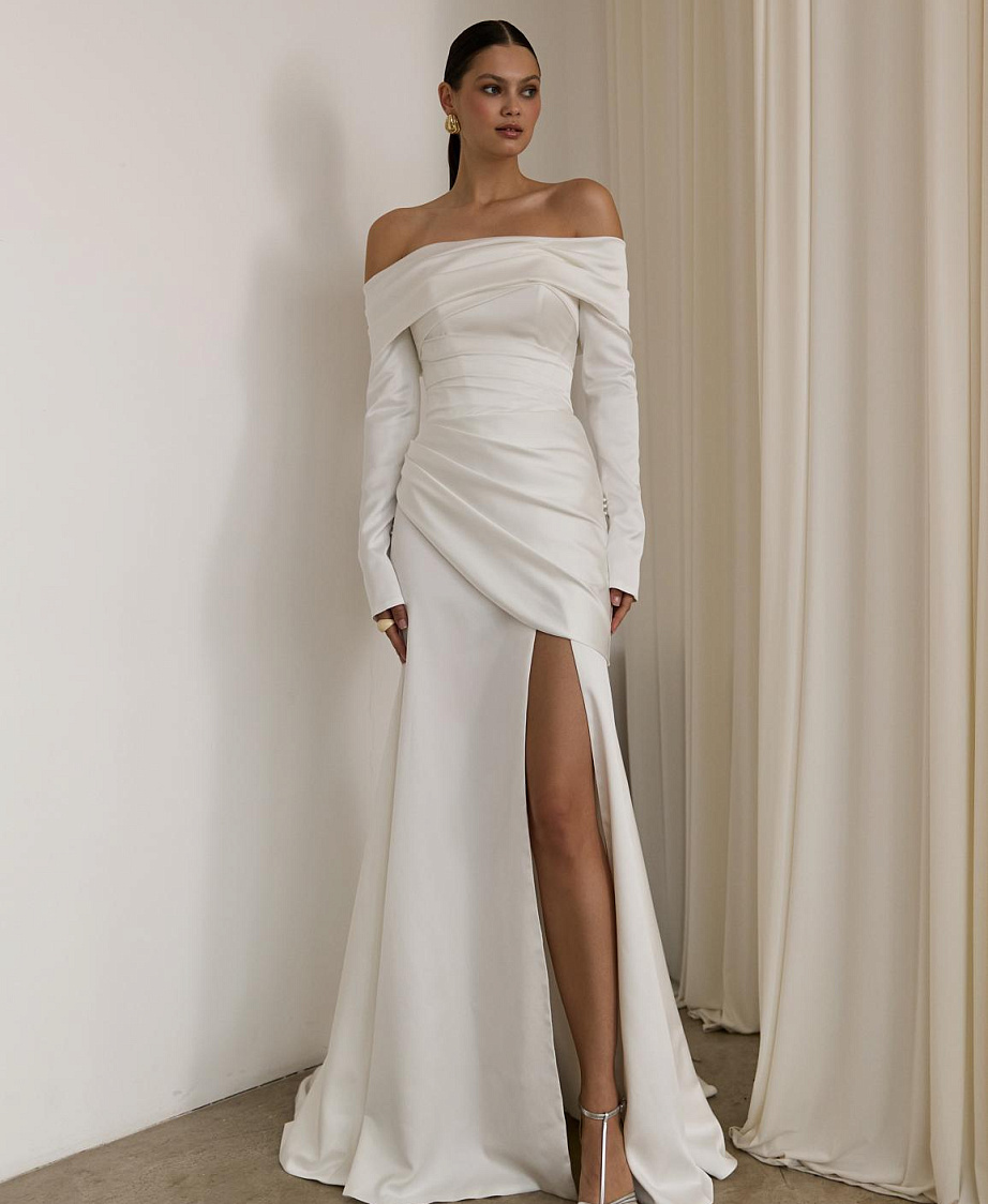 Атласное свадебное платье с рукавами и открытыми плечами фото