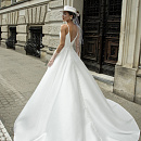 Атласное свадебное платье на тонких бретелях фото