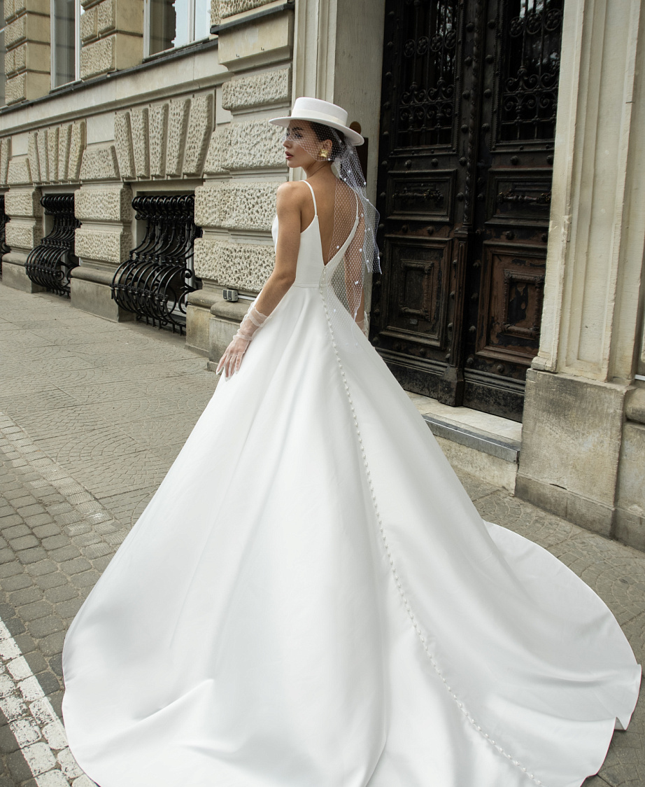 Атласное свадебное платье на тонких бретелях фото