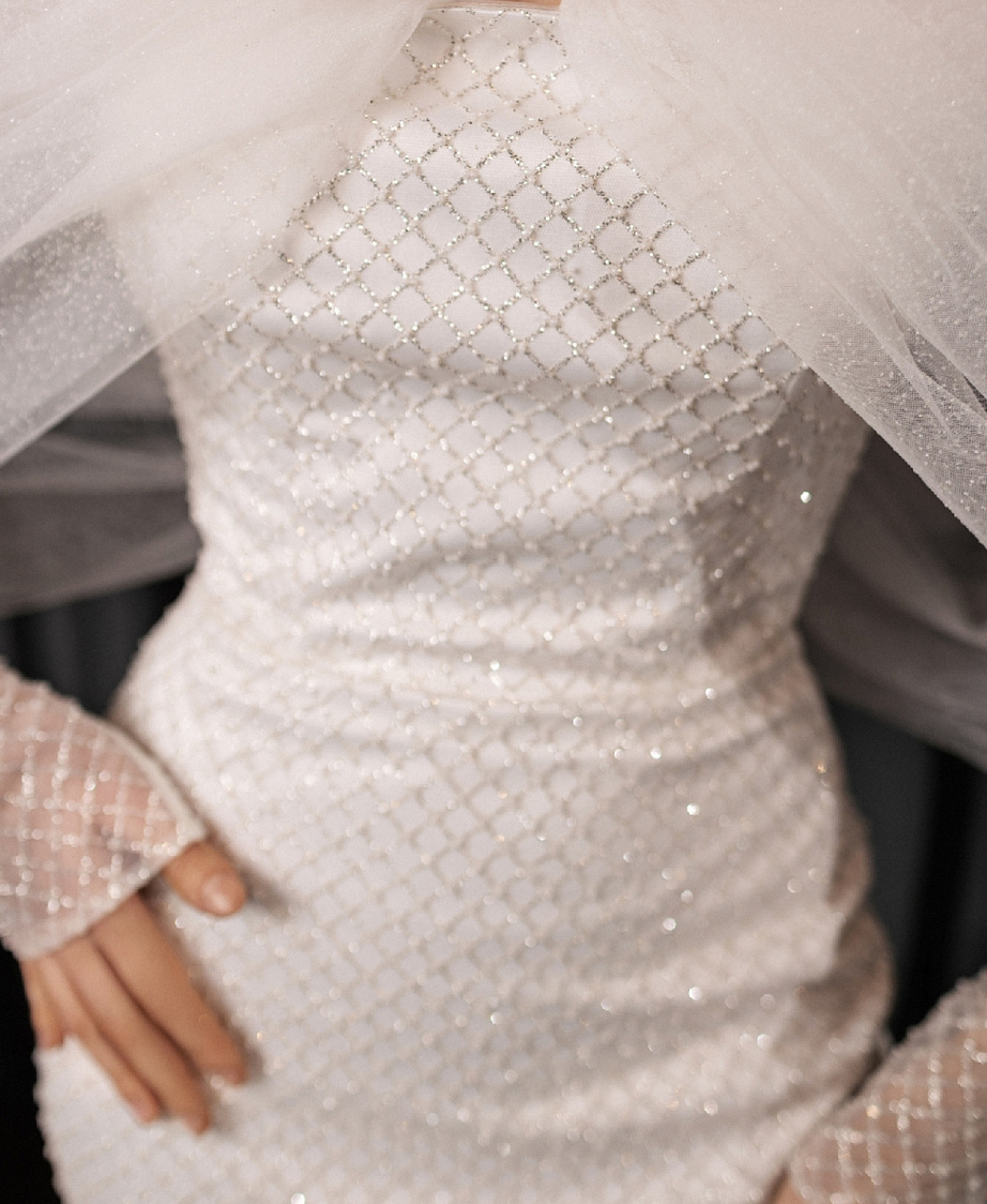 Свадебное платье-карандаш в длине миди фото