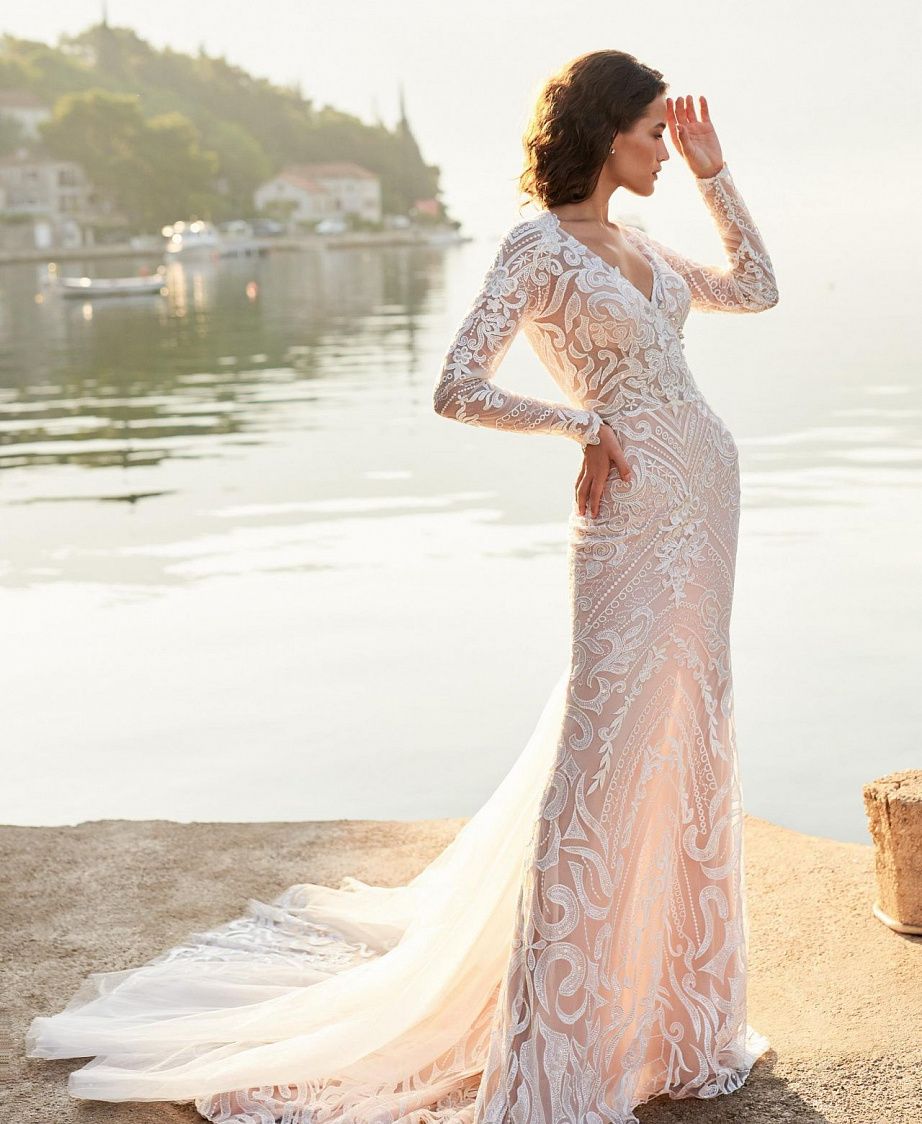 Кружевное свадебное платье русалка с рукавами и декольте фото
